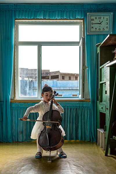 Tariq Zaidi COLLECTOR'S EDITION: North Korea. The People’s Paradise  Motiv: »Girl Plays Cello« (2018)